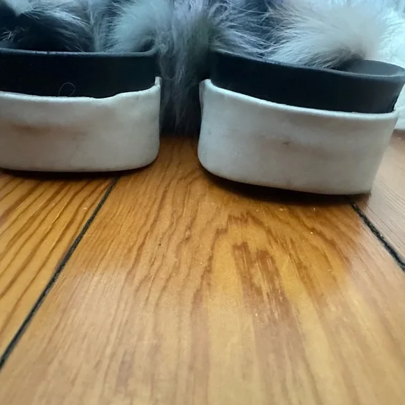 Stuart Weitzman Fur Slides. Very good condition. Size 6 - Picture 4 of 6